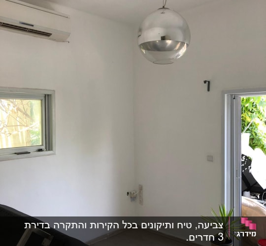 קיר לבן עם סימני צבע טריים